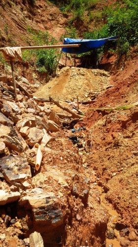 Bãi vàng nằm ở lưng chừng núi, dốc và rất cao. 