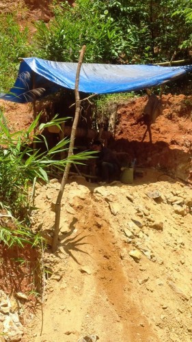 Bãi vàng này do "cai vàng" có tên Võ Đình Khối (SN 1960, trú xã Tân Sơn, TP.Pleiku) - bí danh Bốn Khối - làm chủ. 