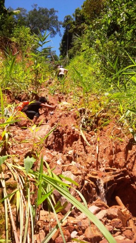 Tiếp cận bãi vàng, chúng tôi phải leo lên những con dốc cao thăm thẳm. 