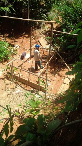 Một trong những hầm vàng cũ đã được khai thác trước đó.