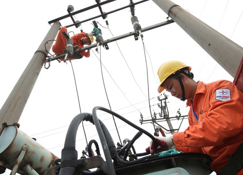 Công nhân Tổng công ty Điện lực thành phố Hà Nội củng cố lưới điện phân phối trên địa bàn Thủ đô.