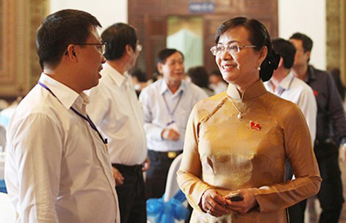 Chủ tịch HĐND TP.HCM Nguyễn Thị Quyết Tâm trao đổi với đại biểu bên lề kỳ họp (Ảnh: Hoàng Triều) 