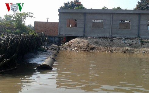 Doanh nghiệp Đông lạnh 22, xã Tân Thạch, Bến Tre lắp đặt cống ngầm để xả nước thải ra sông Tiền