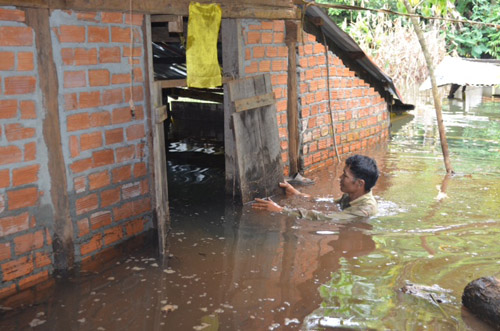 Ngôi nhà đang ở của anh Nguyễn Văn Chinh bị ngập nước