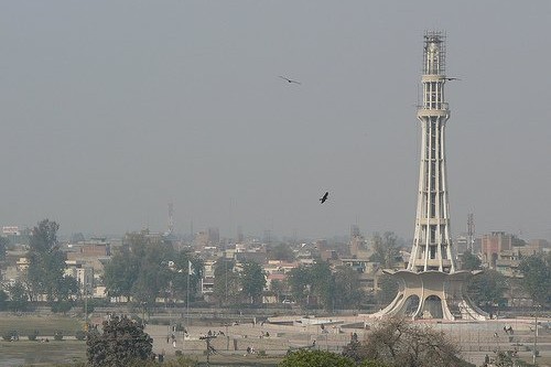 Lahore (Pakistan) có hàm lượng bụi trong không khí là 200 microgram/m3. Đây là thành phố bị ô nhiễm đứng thứ 2 ở Pakistan và thứ 10 trên thế giới. Nơi đây nổi tiếng với hệ thống giao thông cả công cộng và tư nhân chạy suốt 24 giờ trong ngày và 7 ngày trong tuần. Chính lưu lượng giao thông lớn là một phần nguyên nhân gây nên ô nhiễm môi trường ở thành phố này. 