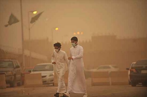 Ahvaz, Iran-Ahwaz, ở phía tây nam Iran, là nơi sản xuất dầu lớn nhất của đất nước. Nó đứng vị trí số 1 trong các thành phố ô nhiễm nhất trên thế giới, với mức độ ô nhiễm trung bình hàng năm là 372 mcg/m3 theo số liệu năm 2009. 