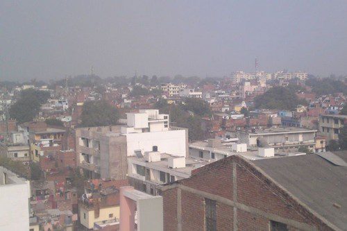 Kanpur, India-Thành phố này nổi tiếng với ngành công nghiệp da, là một trong những thành phố ô nhiễm nhất trên thế giới. Với con số trung bình hàng năm về hàm lượng bụi trong không khí là 209 mcg/m3 theo số liệu năm 2008, nó đã được đánh giá là thành phố bị ô nhiễm đứng thứ hai ở Ấn Độ và thứ 9 trên thế giới. 