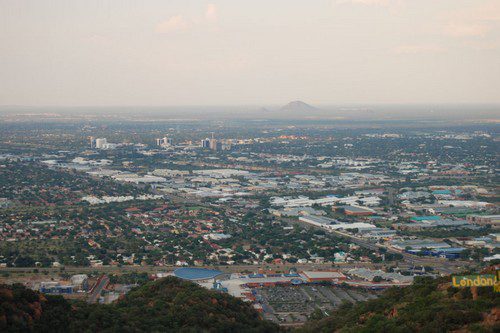 Gaborone, Botswana-Với con số trung bình hàng năm là 216 mcg/m3 theo số liệu năm 2005, Gaborone đã được đánh giá là thành phố ô nhiễm nhất ở Botswana và thứ 7 trên thế giới. 