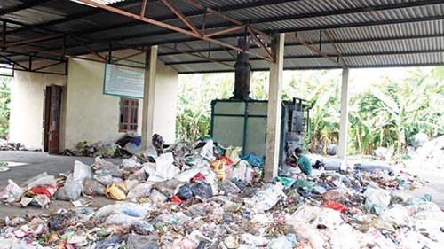 Lò đốt rác thải cỡ nhỏ được đầu tư tại xã Tam Hồng, Yên Lạc, Vĩnh Phúc (Ảnh: Nguyễn Hoài/Tiền Phong)