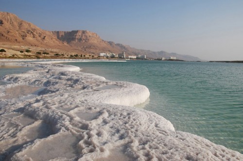 Dù có tên là biển Chết song thực chất đây chỉ là một hồ nước chứa độ mặn cao nhất thế giới.