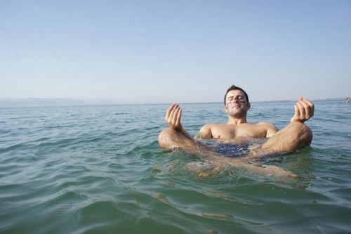 Độ mặn của biển Chết gây khó khăn cho việc bơi lội nhưng lại khiến người bơi dễ dàng nổi trên mặt nước.