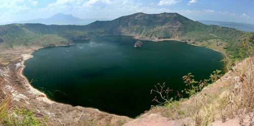 Hồ Taal nằm ở quốc đảo Philippines. Nằm trong lòng hồ là một ngọn núi lửa sẵn sàng phun trào bất cứ lúc nào.