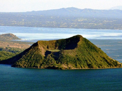 Dù nguy hiểm song hồ Taal vẫn thu hút một lượng lớn khách du lịch tới tham quan.