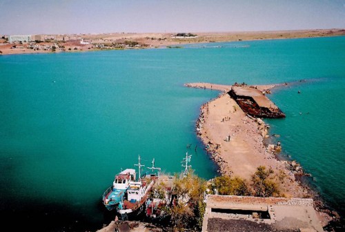 Hồ Balkhash nằm ở Kazakhstan là hồ lớn thứ 12 trên thế giới. Điều khiến chiếc hồ trở nên kỳ lạ là một nửa nước trong hồ là nước ngọt và nửa còn lại là nước mặn.