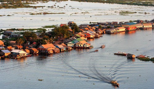 Trong mùa khô, nước sông Tonlé Sap chảy vào sông Mekong, nhưng trong mùa mưa dòng chảy của nước lại cực lớn do lượng nước đổ vào từ sông Cửu Long, tạo thành các hồ nước ngọt lớn nhất Đông Nam Á.