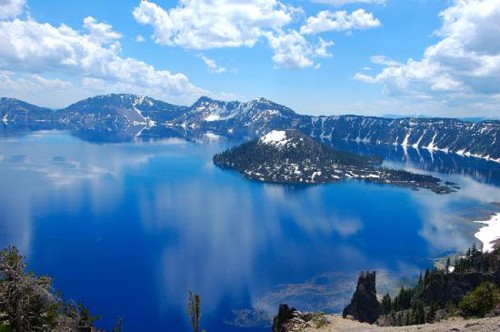  Hồ Crater được hình thành từ hơn 7.700 năm trước đây do một núi lửa phun trào. Đây được coi là hồ nước sạch và sâu thứ 9 trên thế giới.