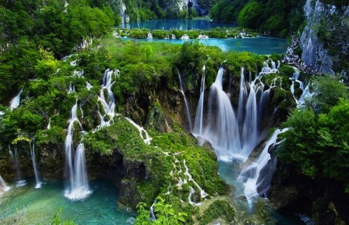 Hồ Plitvice nằm trong vườn quốc gia Plitvice ở Croatia có vẻ đẹp thần tiên