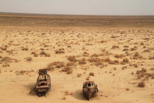 Từng là hồ nước lớn thứ 4 trên thế giới nhưng hiện tại biển Aral “đã chết”, biến thành một sa mạc khô cằn với những con tàu ma cũ đã gỉ sét.