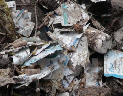 Rác thải y tế do Bệnh viện Lê Ngọc Tùng chôn lấp trái phép (Ảnh: Thanh Tân/TTXVN)