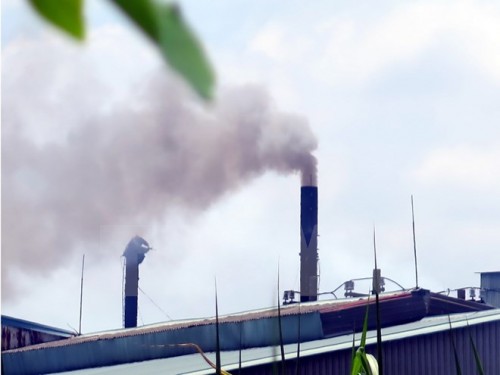 Khí thải từ một nhà máy gây ô nhiễm môi trường (Ảnh: Hoàng Hải/TTXVN)