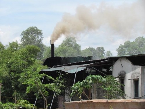 Một trong những cột khói bốc nghi ngút xả thẳng lên bầu trời mỗi ngày