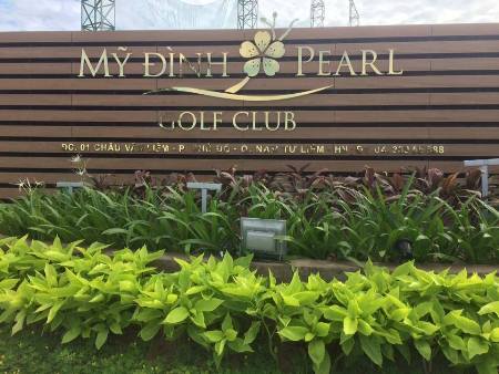 Sân tập golf Mỹ Đình Pearl có độ dài sân cỏ hơn 210 yard (gần 200m), hơn 60 làn đánh, được đầu tư những trang thiết bị tiên tiến, hiện đại từ sân cỏ, thảm tập, bóng, ánh sáng cho đến khu vực dịch vụ khác như nhà hàng, quán bar, café…