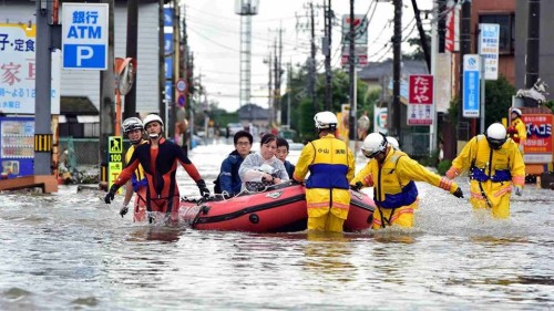 Nhân viên cứu hộ đang hỗ trợ người dân di chuyển khỏi vùng ngập lụt (Nguồn: CCTVNews)