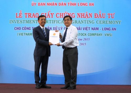 UBND tỉnh Long An phối hợp với UBND Thành phố Hồ Chí Minh trao Giấy chứng nhận đầu tư cho Công ty CP Xử lý chất thải Việt Nam-Long An. Hoa Kỳ (Ảnh: chinhphu.vn)