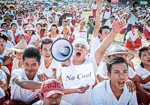Người dân phản đối các dự án nhiệt điện đốt than (Ảnh: Wa Lone / The Myanmar Times)