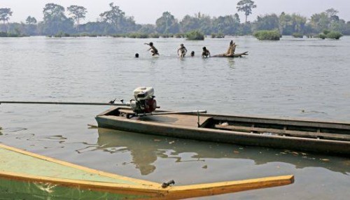 Những đứa trẻ chơi đùa trên sông Mê Kông, nơi thủy điện Hạ Sê San đang được tiến hành xây dựng (Ảnh: Pha Lina/phnompenhpost.com)