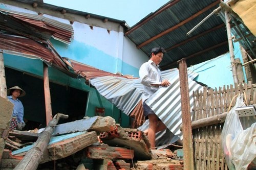 Một gia đình ở Việt Nam bị bão “cướp” mất nhà (Ảnh: Tiền Phong Online)