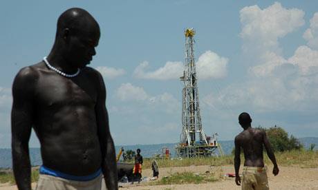 Người dân Congo vẫn sống trong nghèo khó bên cạnh các công trình khai thác dầu khí (Ảnh: The Guardian)