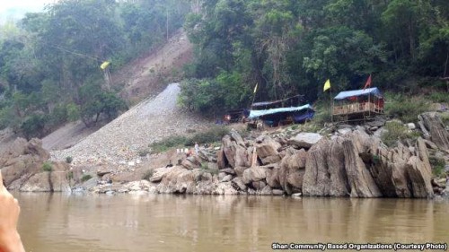 Kỹ sư Trung Quốc đang làm thử nghiệm trên đập Mong Ton, trên dòng chính sông Thanlwin - công trình đang gây quan ngại về môi trường (Nguồn: VOA)