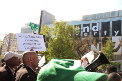 Một cuộc biểu tình trước trụ sở của World Bank (Ảnh: Joe Athialy/brettonwoodsproject.org)