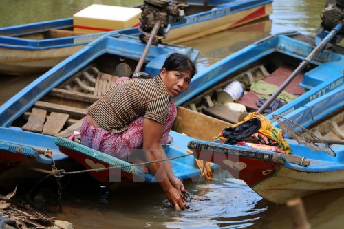 Người dân sống bên cầu Sài Gòn bị ảnh hưởng nặng nề bởi ô nhiễm. (Ảnh: Đậu Tất Thành/TTXVN)