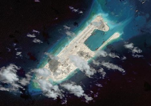  Rặng san hô xung quanh bãi đá Chữ Thập bị Trung Quốc phá hủy bằng hoạt động bồi lấp trái phép. Ảnh chụp vệ tinh ngày 28/6/2015.