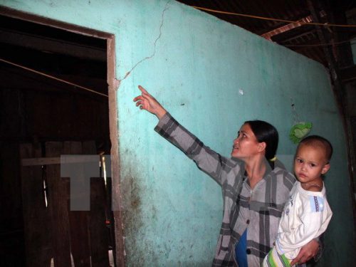 Vết nứt do rung chấn của các trận động đất trước đây lại nứt dài ra sau trận động đất chiều ngày 15/11, tại nhà chị Đinh Thị Liễu ở xã Trà Tân, huyện Bắc Trà My, Quảng Nam (Ảnh: Trần Lê Lâm/TTXVN)