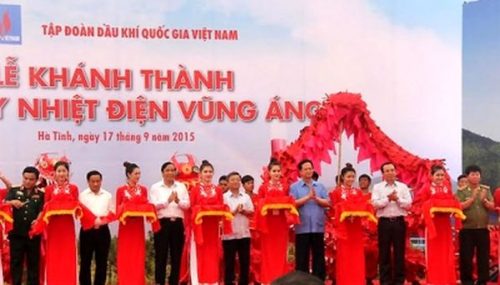 Thủ tướng Nguyễn Tấn Dũng cùng các đại biểu cắt băng khánh thành Nhà máy nhiệt điện Vũng Áng 1