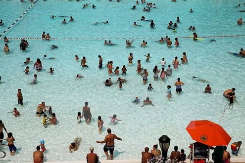 Người dân Mỹ giải nhiệt tại bể bơi Astoria trong thời tiết nắng nóng ngày 17/8. (Nguồn: AFP/TTXVN)
