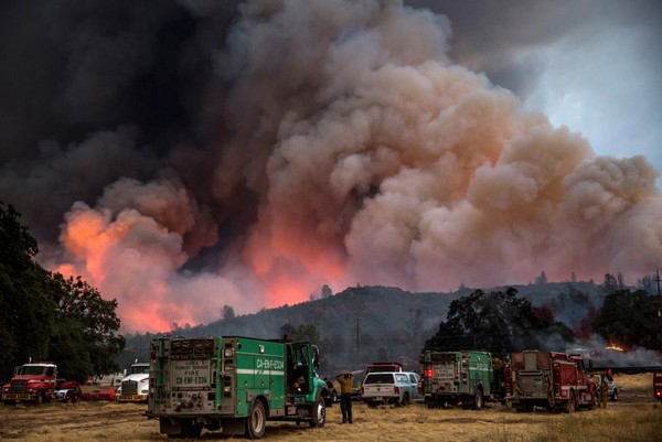 Cháy rừng tại hạt Lake cách thành phố San Francisco 145 km về phía Bắc bùng phát từ ngày 12/9 và nhanh chóng lan rộng, thiêu rụi diện tích lên tới 306 km2 (Ảnh: Reuters)