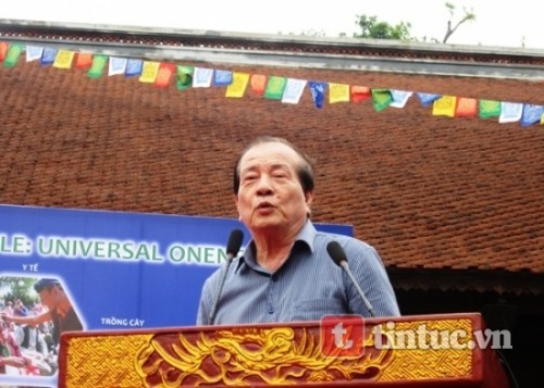 Nhà thơ Hữu Thỉnh - Chủ tịch Hội Nhà văn Việt Nam bày tỏ niềm thành kính và hạnh phúc khi được hạnh ngộ Đức Pháp Vương.
