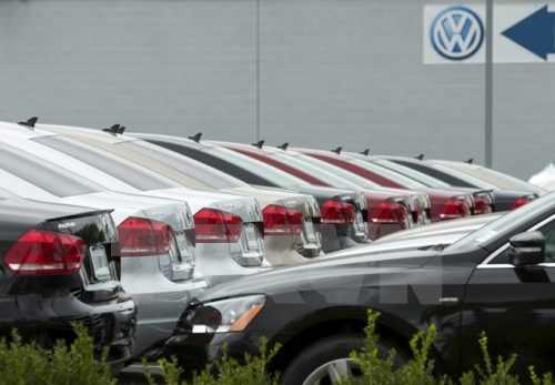 Các mẫu xe của hãng Volkswagen được giới thiệu tại đại lý ở San Diego, California (Mỹ) ngày 21/9 (Nguồn: Reuters/TTXVN)