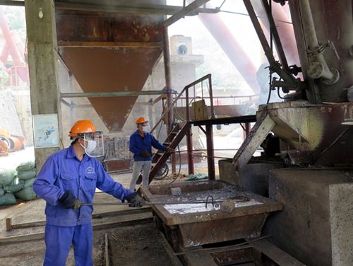 Công nhân vận hành dây chuyền luyện chì tại Công ty Cổ phần Khoáng sản Bắc Kạn, huyện Chợ Đồn, tỉnh Bắc Kạn (Ảnh: TTXVN)