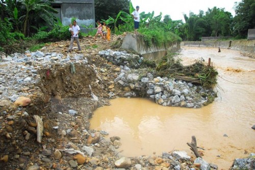Nhiều kè sông, suối, đường dân sinh bị sạt lở do mưa lũ (Ảnh: Xuân Tư/TTXVN)