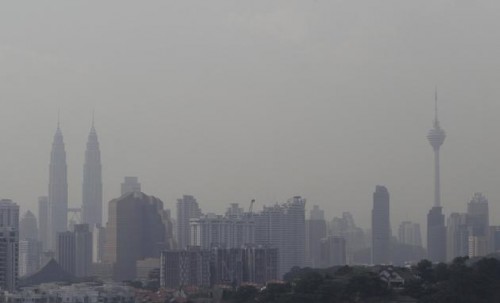 Thủ đô Kuala Lumpur của Malaysia chìm trong khói mù - Ảnh: AP