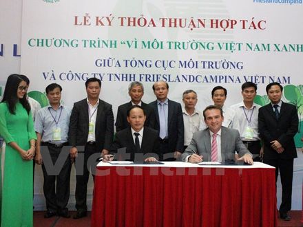 Ông Nguyễn Văn Tài, Tổng cục trưởng Môi trường (trái) và ông Arnoud Van Den Berg, Tổng Giám đốc Công ty FrieslandCampina Việt Nam ký kết thỏa thuận hợp tác (Ảnh: Hùng Võ/Vietnam+)