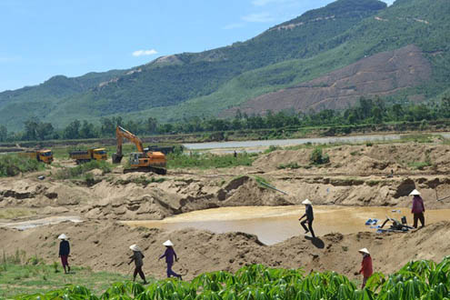 Người dân bất bình bao vây công trường mỏ cát Hà Vy (xã Đại Hồng, huyện Đại Lộc) vào sáng 24.8 (Ảnh: Nhiệt Băng)