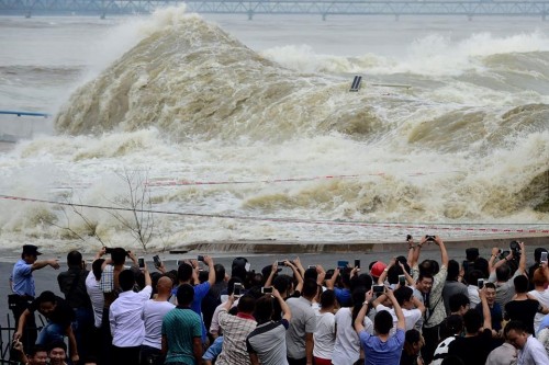 Ngày 30/9, hàng nghìn người dân đã tập trung bên sông Tiền Đường ở Hàng Châu, Chiết Giang, Trung Quốc để chứng kiến cảnh thủy triều lớn bất ngờ (Nguồn: CCTVNews) 