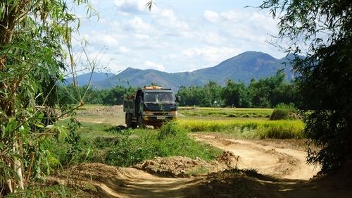 Xe tải “ăn” đất sét rồi chở về các cơ sở SX gạch ngói trên địa bàn huyện Tây Sơn