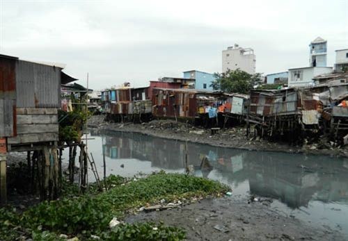 Lấn chiếm kênh rạch không những làm trầm trọng hơn tình trạng ngập lụt mà còn làm môi trường ô nhiễm nghiêm trọng tại TP Hồ Chí Minh (Ảnh: Quân đội Nhân dân)